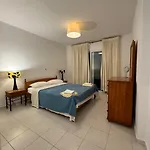 Beautiful 1-bd Ap Near The Historic Places 아파트 파포스